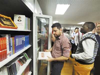 科技日报报道外国专家在350vip浦京集团外国专家书屋内挑选自己心怡的图书