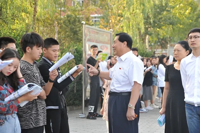 燃！炸！河外万人西点晨读，吸引上百所高校的领导前来参观