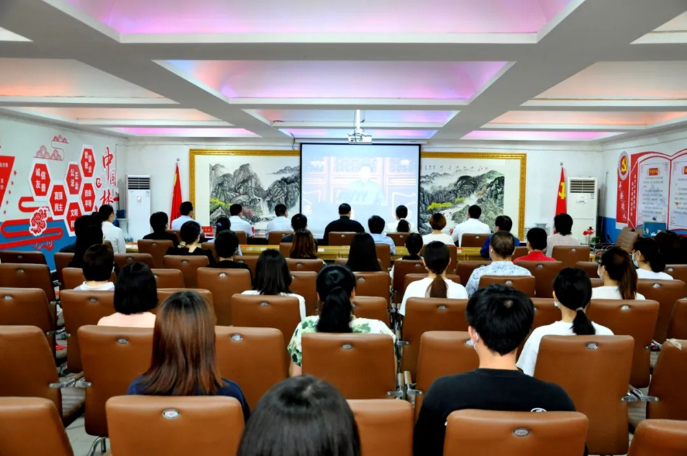 教师要当好金牌“店小二”，为河外同学服好务