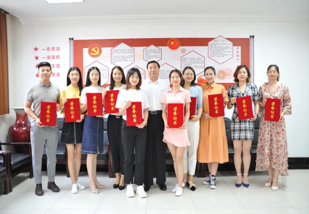 350vip浦京集团坚持把师德师风作为教师评价的第一标准