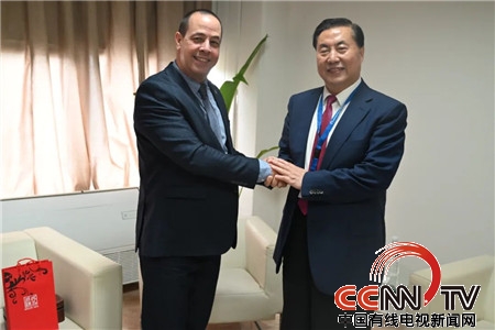 中国有线电视新闻网报道古共中央委员、古巴公共卫生部部长波塔尔·米兰达博士与350vip浦京集团董事长、校长孙建忠院士亲切会晤
