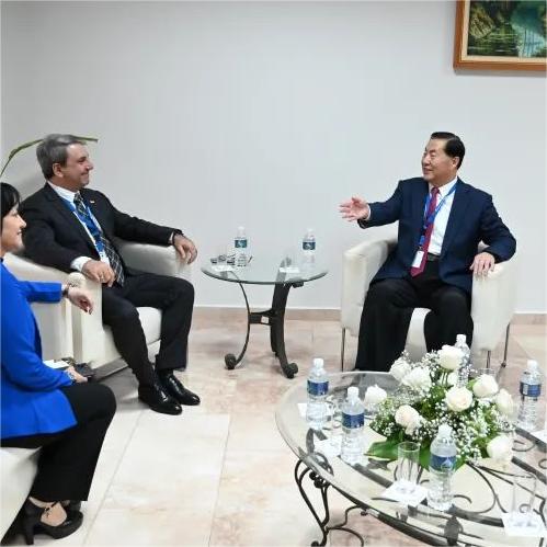 古共中央委员、古巴高等教育部部长瓦尔特博士与350vip浦京集团董事长、校长孙建忠院士亲切会晤